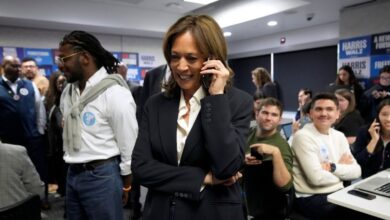 VIDEO: Kamala Harris llama por sorpresa a un simpatizante, pero un aparente descuido exhibe que habría sido un montaje