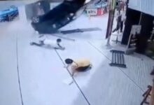 VIDEO: momento exacto en que automóvil cae del segundo piso de plaza comercial