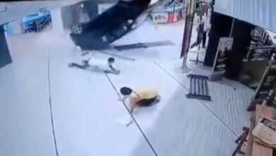 VIDEO: momento exacto en que automóvil cae del segundo piso de plaza comercial