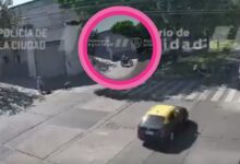 VIDEO: rateros en moto arrastraban a anciana al asaltarla, pero taxista los arrolla