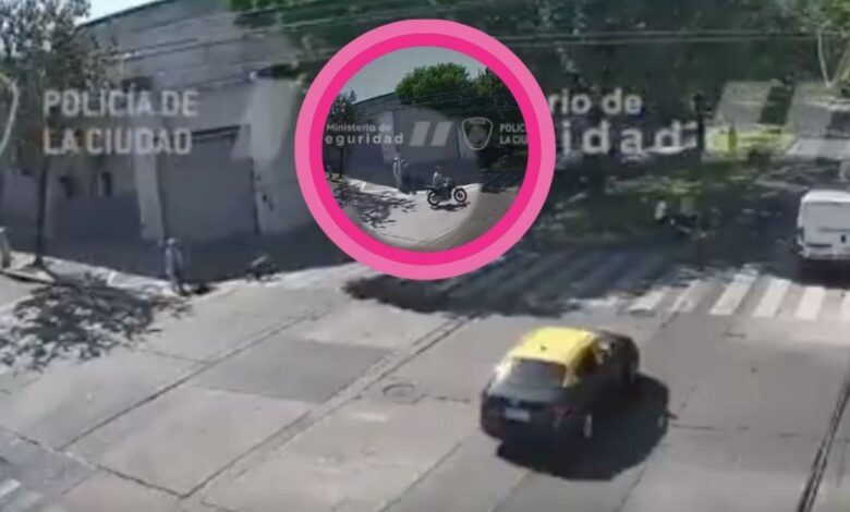 VIDEO: rateros en moto arrastraban a anciana al asaltarla, pero taxista los arrolla