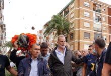 VIDEO: víctimas de inundaciones por DANA en Valencia reciben con palos y lodo al presidente y al Rey de España