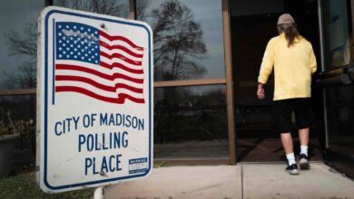 Una persona entra a depositar su voto en un colegio electoral en Wisconsin, Estados Unidos.