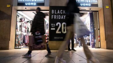 Una tienda anuncia sus descuentos durante el Black Friday del año pasado.