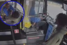 Agrede brutalmente al conductor de un autobús y provoca que la unidad se estrelle | VIDEO