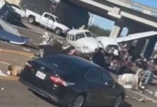 Avioneta aterriza de emergencia sobre autopista y se estrella contra varios autos | VIDEO