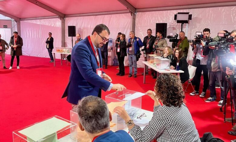 Barbón, en Sevilla votando la nueva dirección del partido.