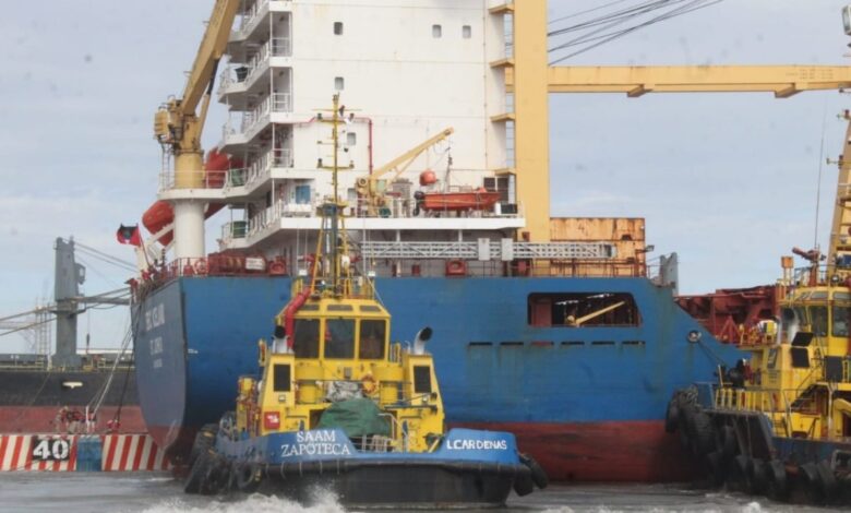 Barco mercante BBC ICELAND choca contra interceptores de la Marina en malecón de Veracruz