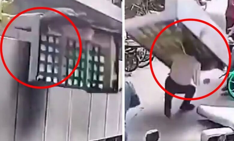 Captan momento en que sillón aplasta a un hombre mientras caminaba | VIDEO