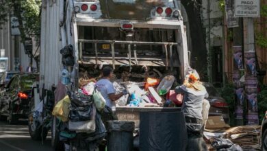 Captan momento exacto en el que explota un camión de basura y lesiona a tres personas | VIDEO