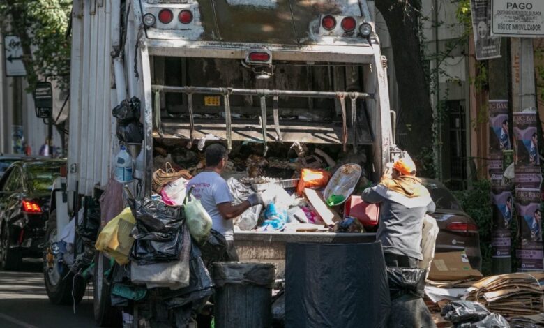 Captan momento exacto en el que explota un camión de basura y lesiona a tres personas | VIDEO