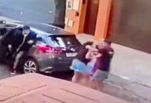 Captan violento asalto de tres delincuentes; tiran a mujer de 81 años y se golpea la cabeza