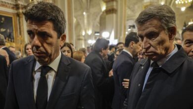 El líder del Partido Popular, Alberto Núñez Feijóo, y el presidente de la Generalitat, Carlos Mazón (i), tras el funeral por las víctimas de la DANA.