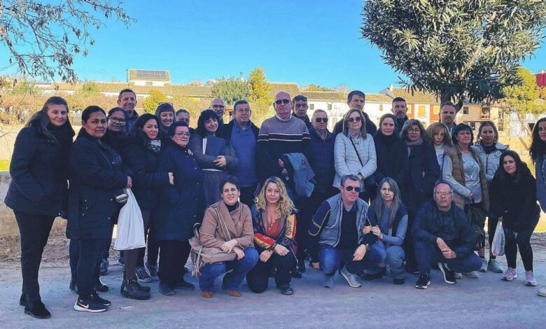 Familiares de víctimas de la riada, con Joaquín Amills, presidente de SOS Desaparecidos, en Picanya (Valencia).