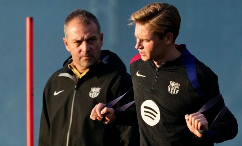 Hansi Flick y Frenkie de Jong en un entrenamiento del FC Barcelona