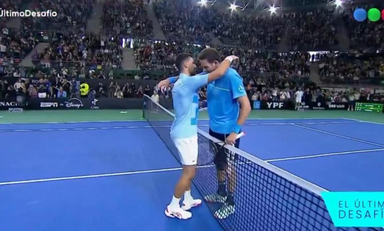 Del Potro y Djokovic se abrazan tras el encuentro