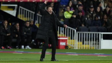 Simeone protesta durante el partido ante el Barça