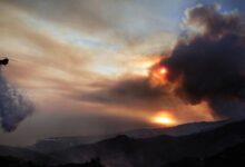 Fuerte incendio forestal obliga a evacuar a más de 20 mil personas | FOTOS