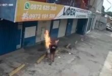 IMÁGENES FUERTES: Mujer le prende fuego a su pareja en plena calle tras discusión, pero también termina quemada