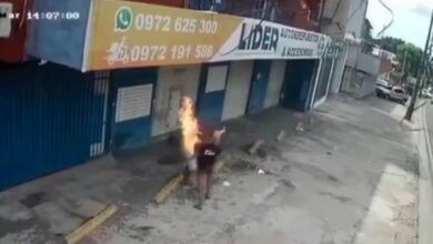 IMÁGENES FUERTES: Mujer le prende fuego a su pareja en plena calle tras discusión, pero también termina quemada