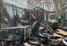 Incendio arrasa con popular mercado navideño de Nueva York | IMÁGENES FUERTES