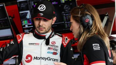 Laura Mueller, con Esteban Ocon en el muro de Haas