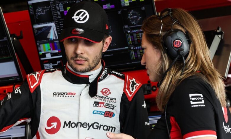 Laura Mueller, con Esteban Ocon en el muro de Haas