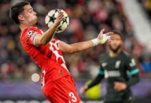 Miguel Gutiérrez controla el balón durante el Girona - Liverpool