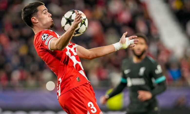 Miguel Gutiérrez controla el balón durante el Girona - Liverpool