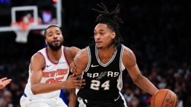 New York Knicks' Mikal Bridges, left, defends San Antonio Spurs' Devin Vassell during the first half of an NBA basketball game, Wednesday, Dec. 25, 2024, in New York. (AP Photo/Seth Wenig)