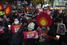 Oposición y miles de ciudadanos en Corea del Sur exigen la renuncia del presidente Yoon Suk Yeol