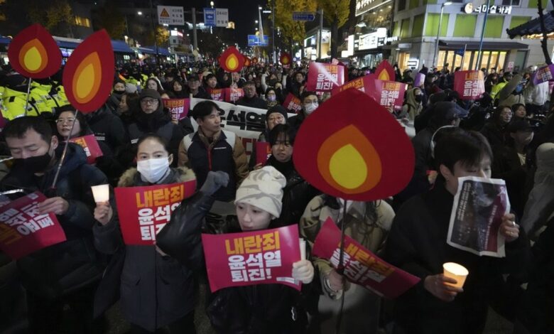 Oposición y miles de ciudadanos en Corea del Sur exigen la renuncia del presidente Yoon Suk Yeol