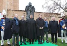 Salamanca homenajea a Unamuno con una ofrenda floral en el aniversario de su fallecimiento.