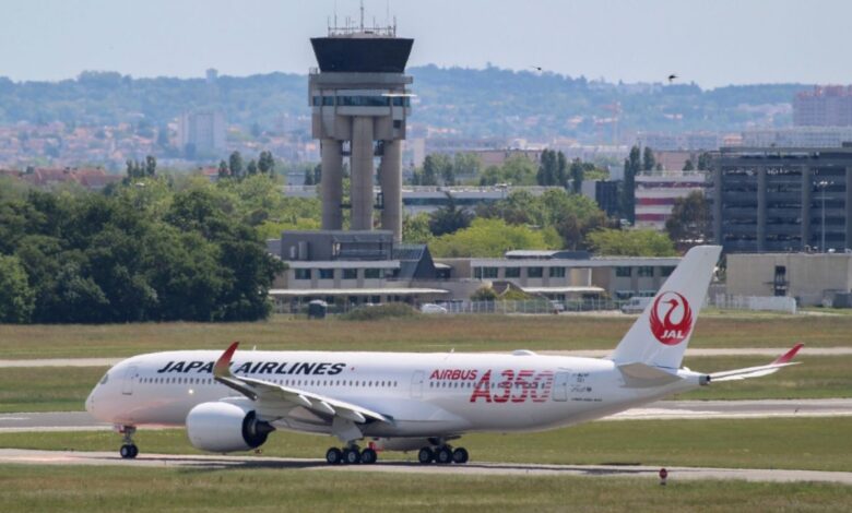 Sufre Japan Airlines ciberataque masivo y suspende operaciones