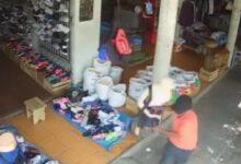 Sujeto se confunde e intenta robarle a un maniquí; terminó como la burla de todo el mercado | VIDEO