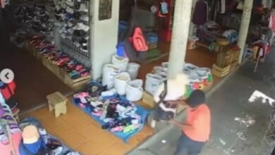 Sujeto se confunde e intenta robarle a un maniquí; terminó como la burla de todo el mercado | VIDEO