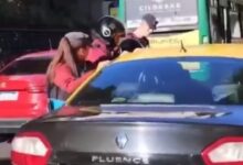 Taxista se queda dormido mientras conducía y desata el tráfico vial | VIDEO