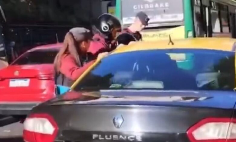 Taxista se queda dormido mientras conducía y desata el tráfico vial | VIDEO