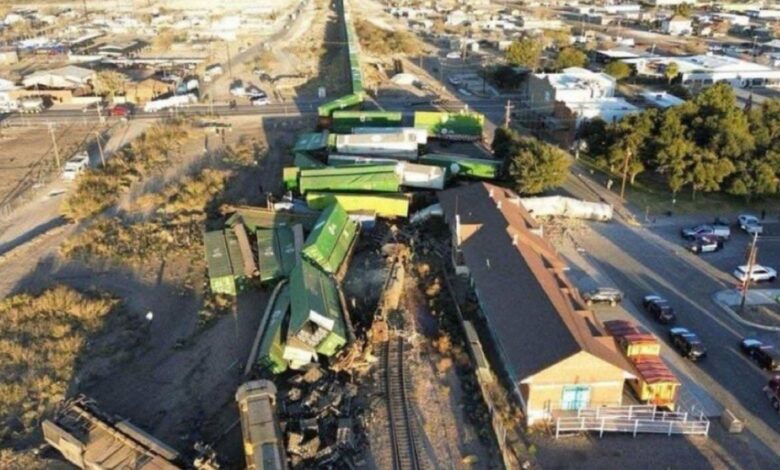 Tren de carga choca contra tráiler y un edificio en Texas | IMPACTANTE VIDEO