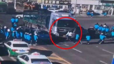 Un tráiler atropella a un ciclista y le pasa una su enorme llanta, un auto le bloqueó el paso: IMAGENES FUERTES