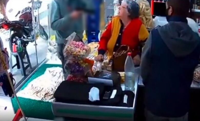 VIDEO FUERTE: Asaltante termina baleado tras intentar robar una tienda y encañonar a una abuelita