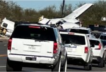 VIDEO: momento exacto en que avioneta aterriza de emergencia y se impacta contra automóviles en EU