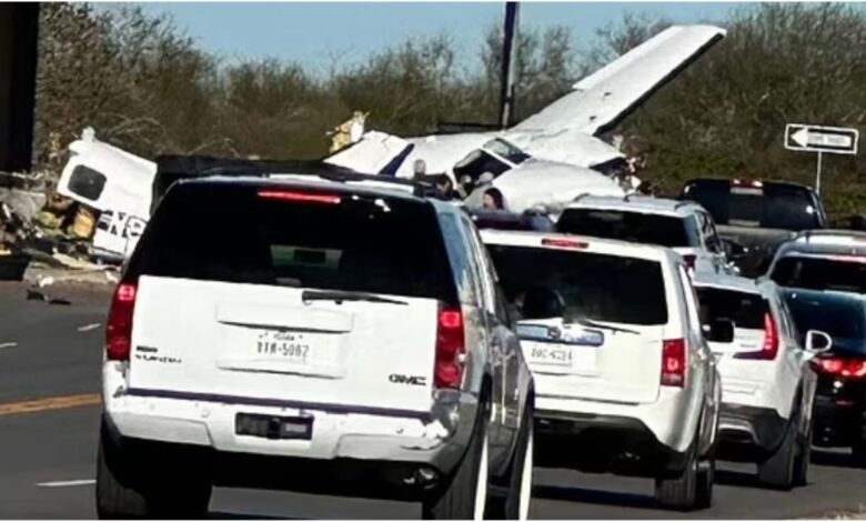 VIDEO: momento exacto en que avioneta aterriza de emergencia y se impacta contra automóviles en EU