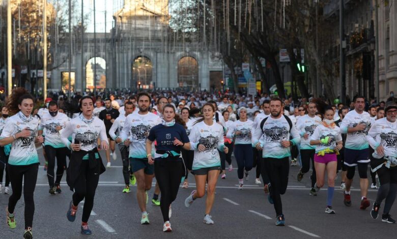 Si corres la San Silvestre, sigue estos consejos de los fisioterapeutas para evitar lesiones y el temido flato