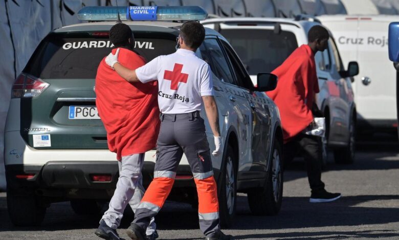 Llegan a El Hierro 112 inmigrantes en dos cayucos.