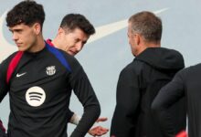 Robert Lewandowski habla con Hansi Flick en el entrenamiento