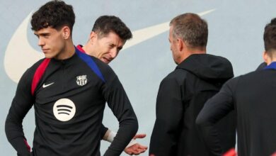 Robert Lewandowski habla con Hansi Flick en el entrenamiento