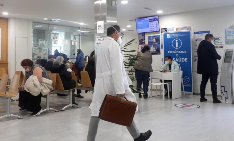 Pacientes en el centro de salud Concepción Arenal de Santiago.