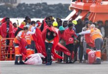 Imagen de archivo de los servicios sanitarios atendiendo a migrantes llegados a Canarias.