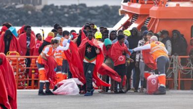 Imagen de archivo de los servicios sanitarios atendiendo a migrantes llegados a Canarias.